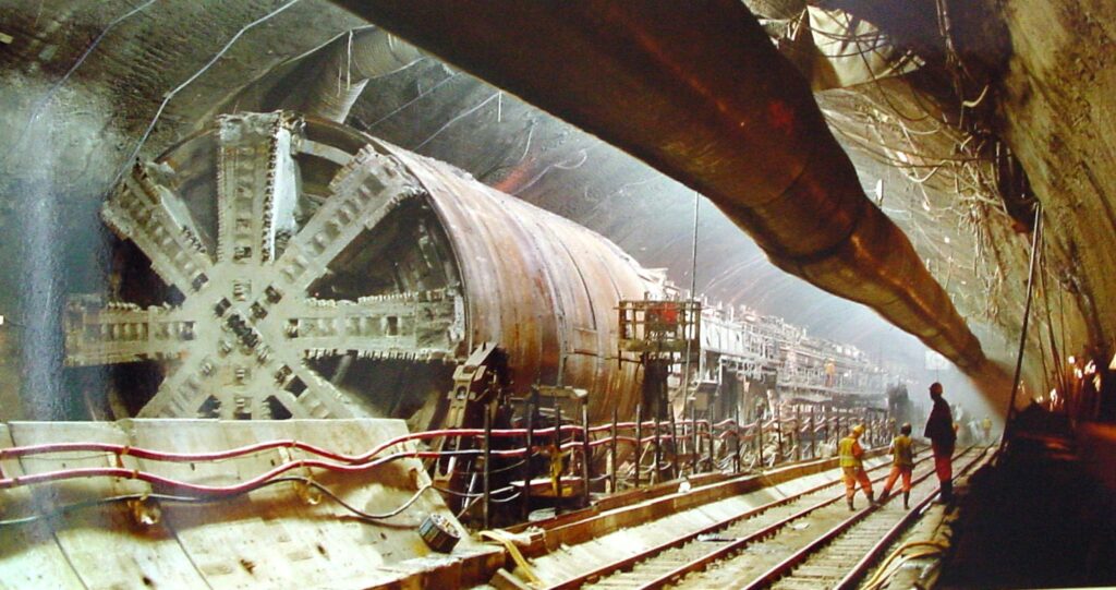 How One Civil Engineer Holds Back Mountains to Build and Sustain Tunnels a déli pajzs a keresztezőkamrában